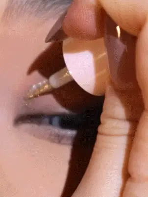 سایه و خط چشم گلیتر شیگلم مدل Insta Party رنگ Confetti 6 سایه و خط چشم گلیتر شیگلم مدل Insta Party رنگ Confetti - Image 6